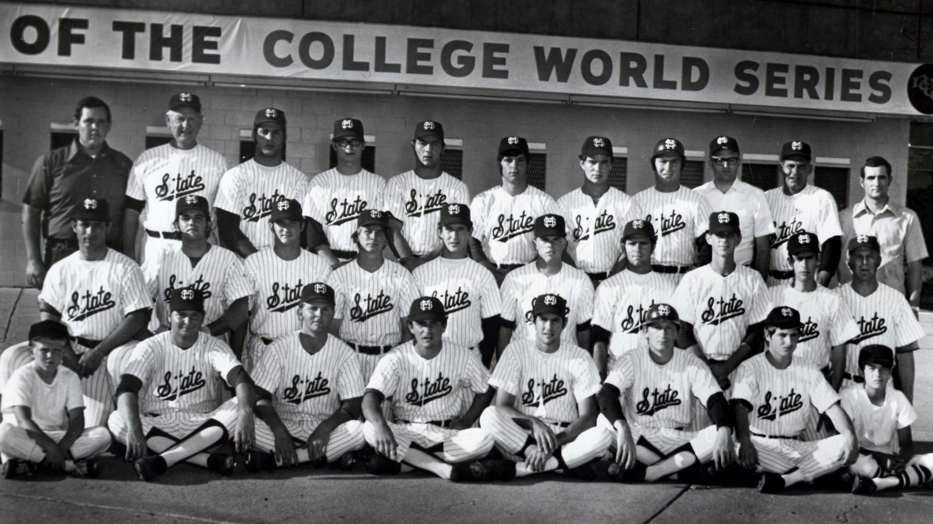 The 1971 Mississippi State baseball team poses at the College World Series in Omaha