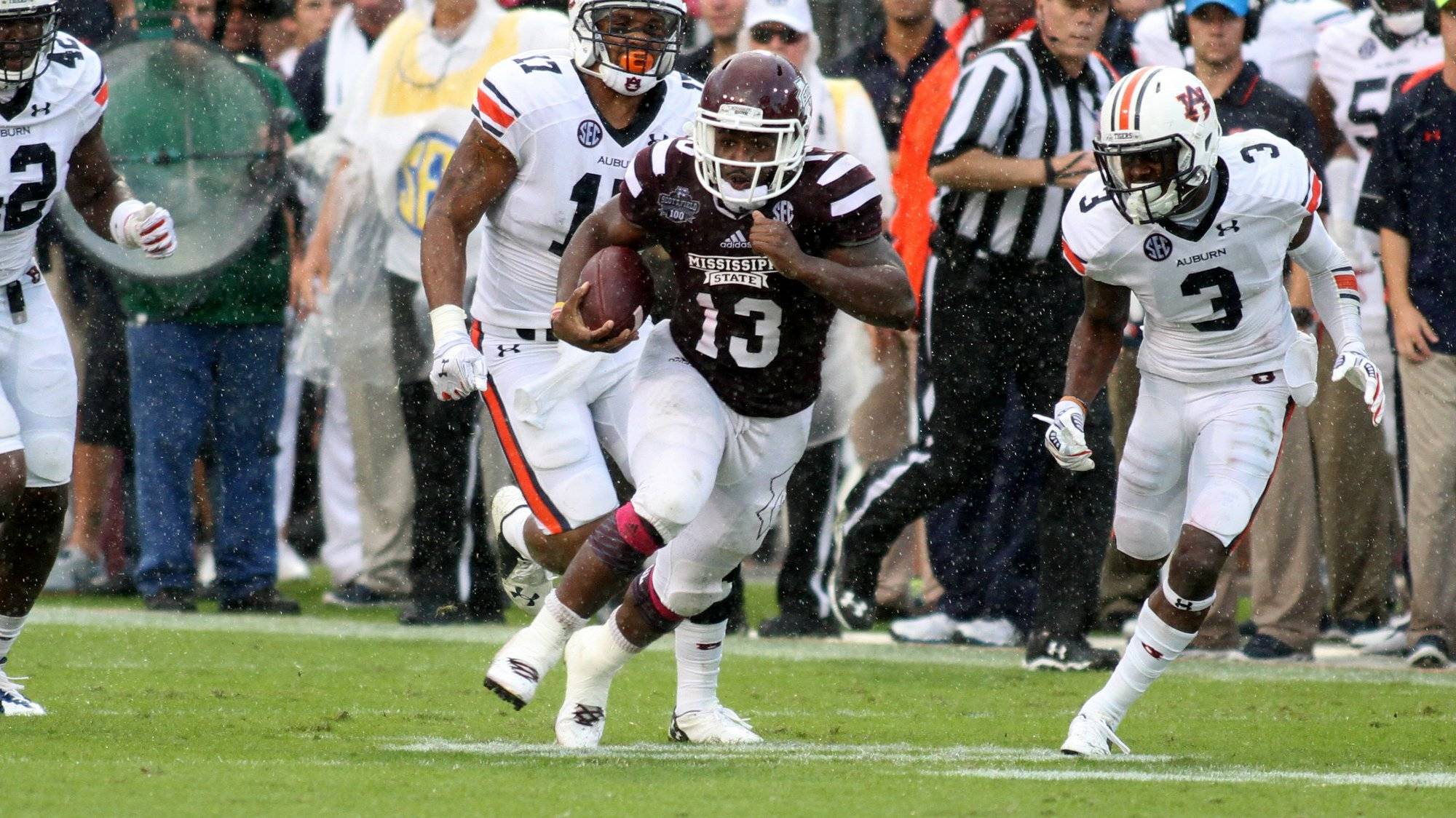 Mississippi State football celebrates during the 2014 win over Auburn